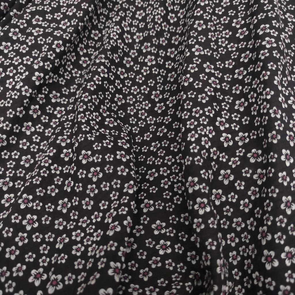 Kain Katun Kringkel Motif Bunga Mini Hitam Putih - Bahan Katun Kringkel Floral Vintage – Hitam Elega