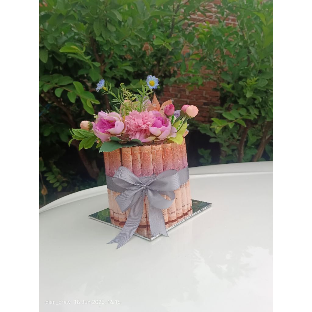 buket bunga pecahan 5000  total uang 500000