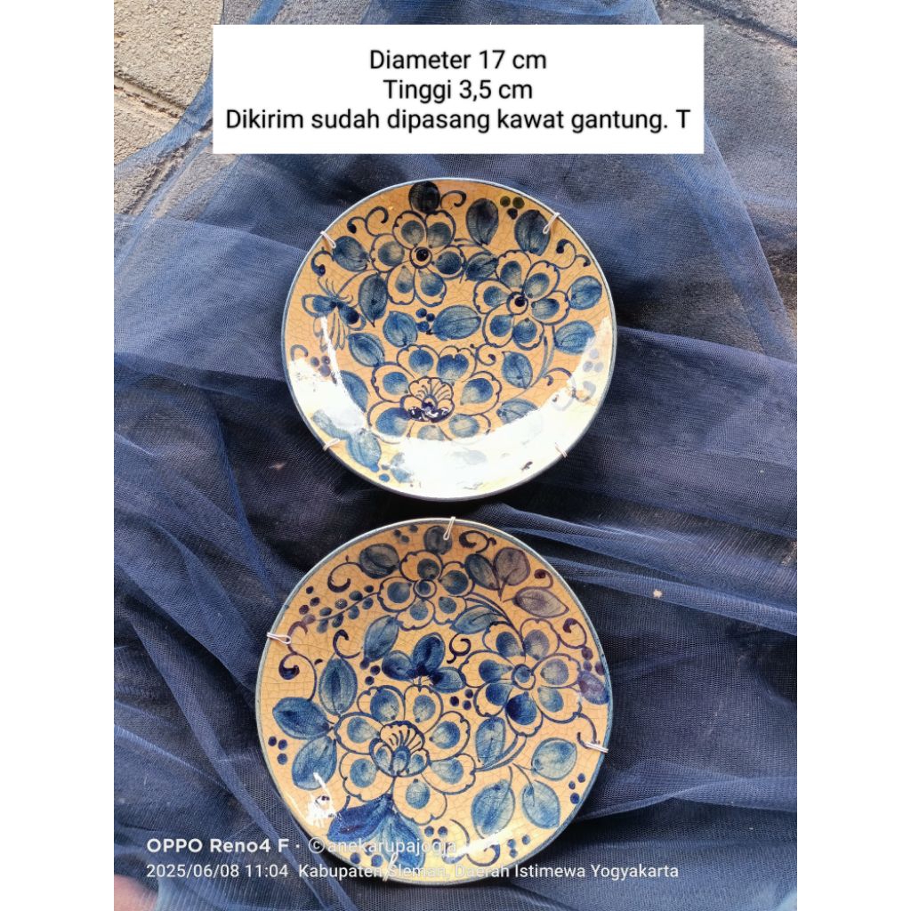 2 buah piring keramik lukis gambar bunga biru putih di buat seperti antik kuno, untuk dekorasi hiasa