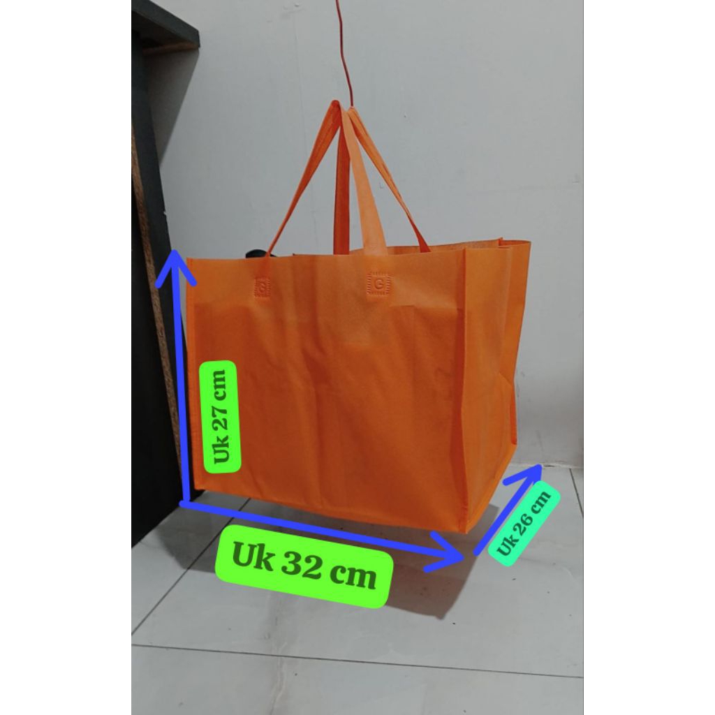 

tas kotak jahit uk32x26x27.isi12 tas/1.lusin. gramsi65. tabal bisa cod bayar di tempat. kemasan sudah anti air dan rapih