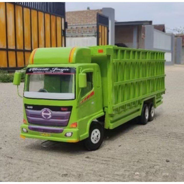 mobilan truk oleng kayu tronton fuso super jumbo bisa dinaiki