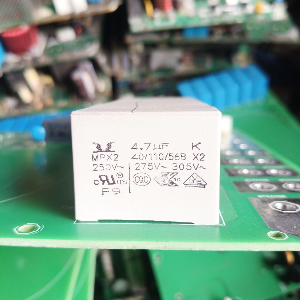 KAPASITOR 4,7uf 305V