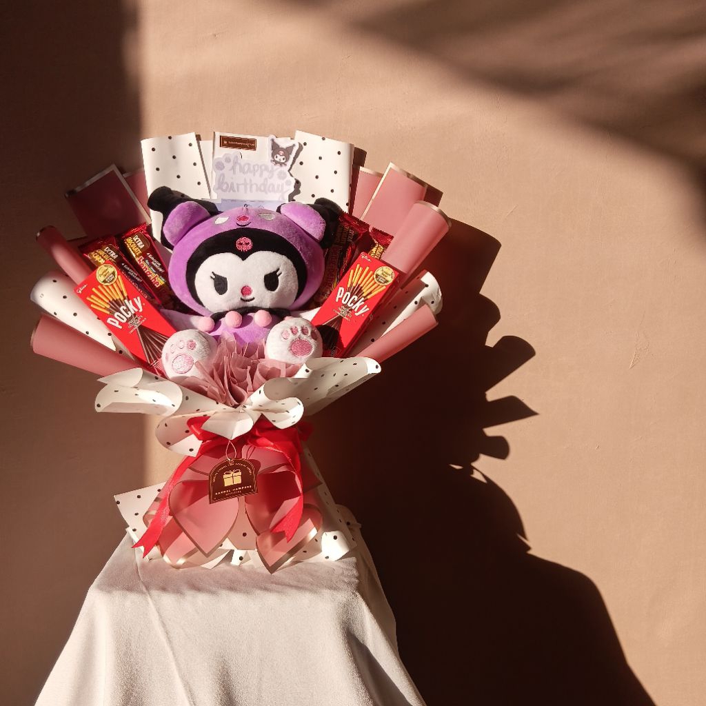

Buket Boneka / Buket Snack/ Buket Ulang Tahun/ Buket Wisuda/ Kado Ulang Tahun/ Buket Custom