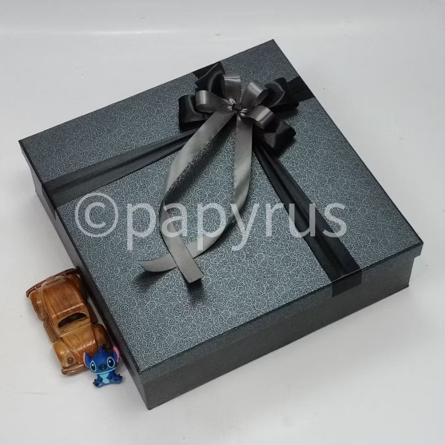 

PAPYRUS Kombinasi 35x35 Tinggi 10cm Kotak Kado Gift Box V1