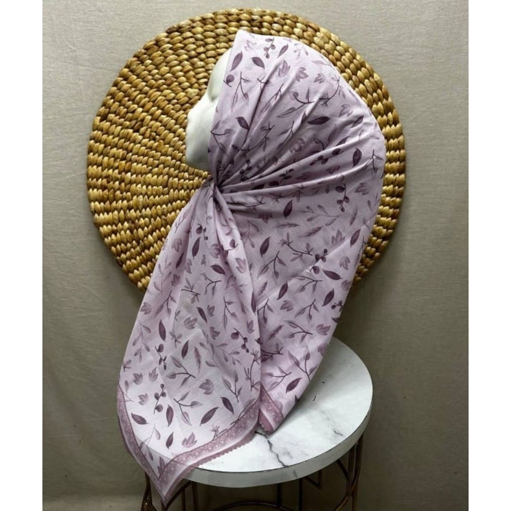 KERUDUNG SEGI EMPAT HIJAB MOTIF DAUN PINK MUDA
