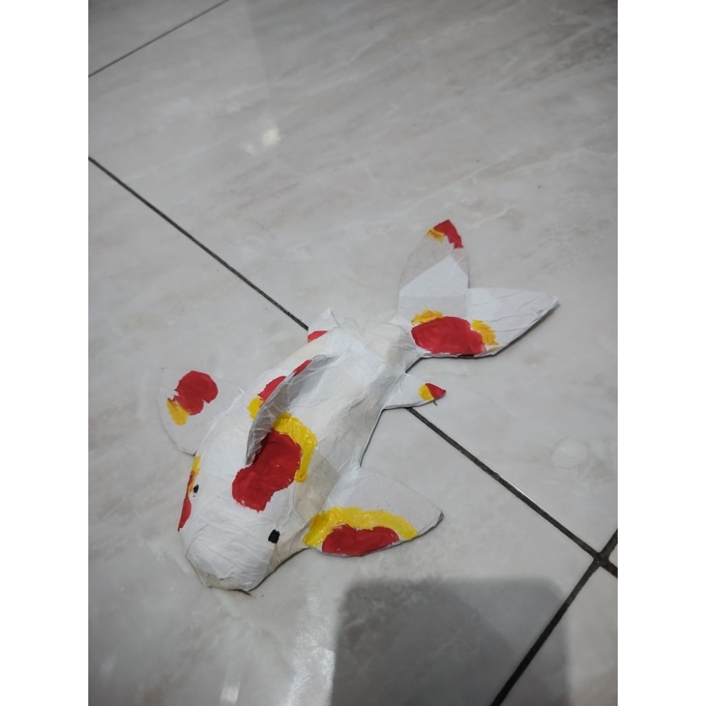 Hiasan Dinding Ikan koi dari kardus murah