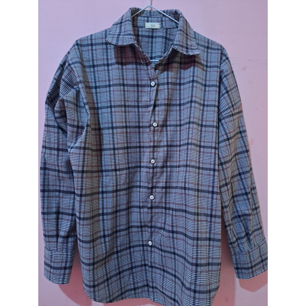 baju kemeja kotak, jas hitam, rajut cream