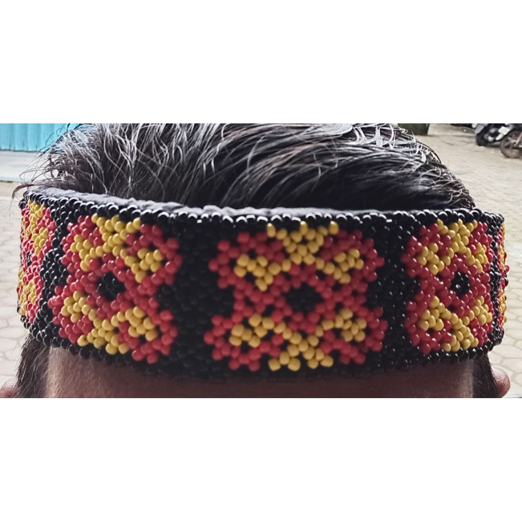 Ikat kepala dayak kalimantan