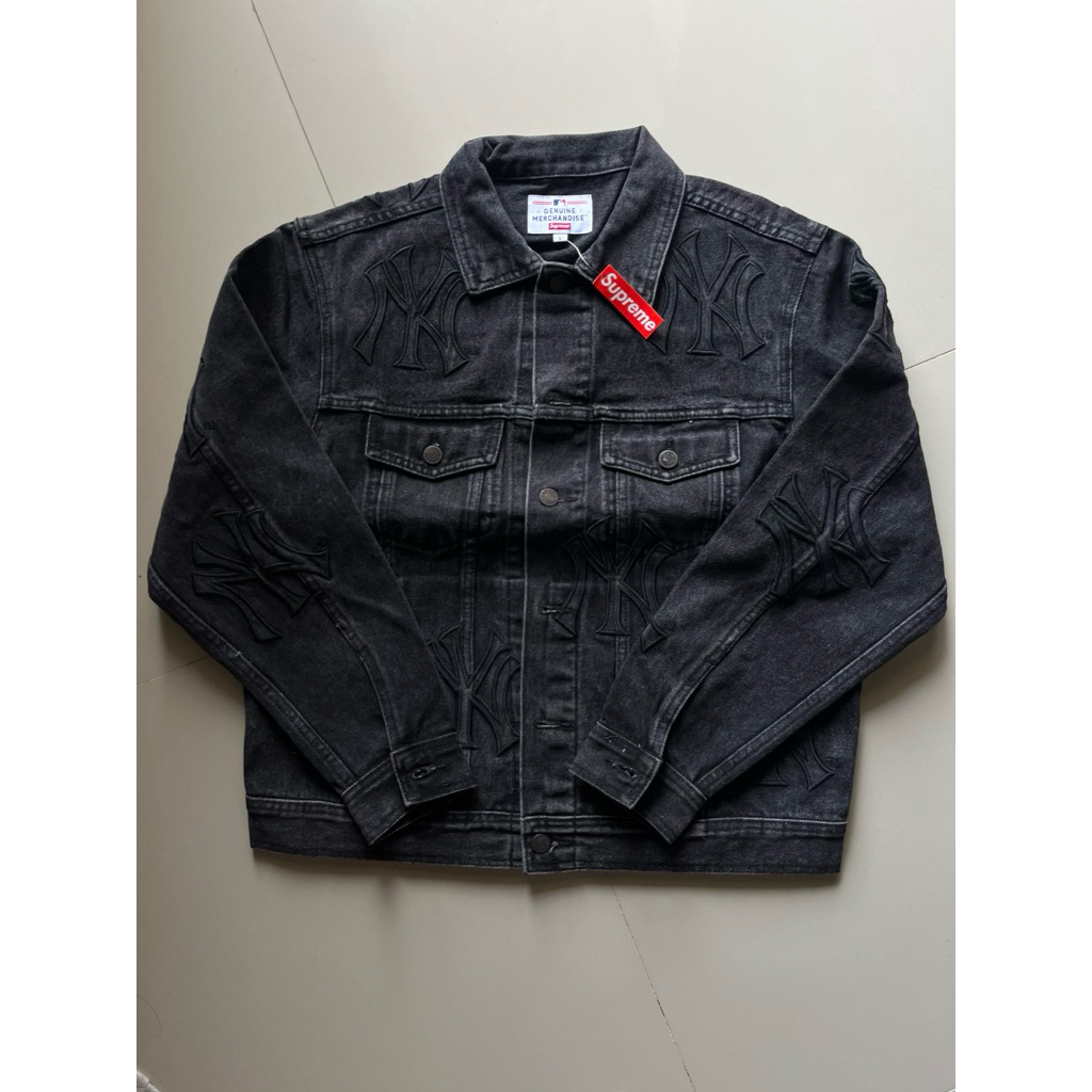Supreme MLB Yankees Denim Trucker Jacket Washed Black BNWT