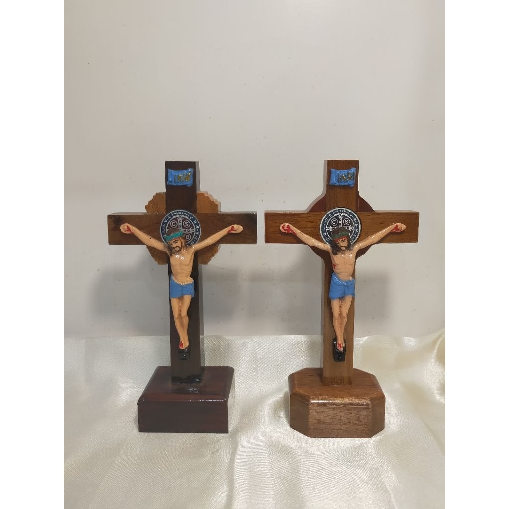 Salib Duduk Kayu Corpus Warna Koin Benediktus 15cm (8632) - Salib Duduk Benediktus - Salib Meja Bene