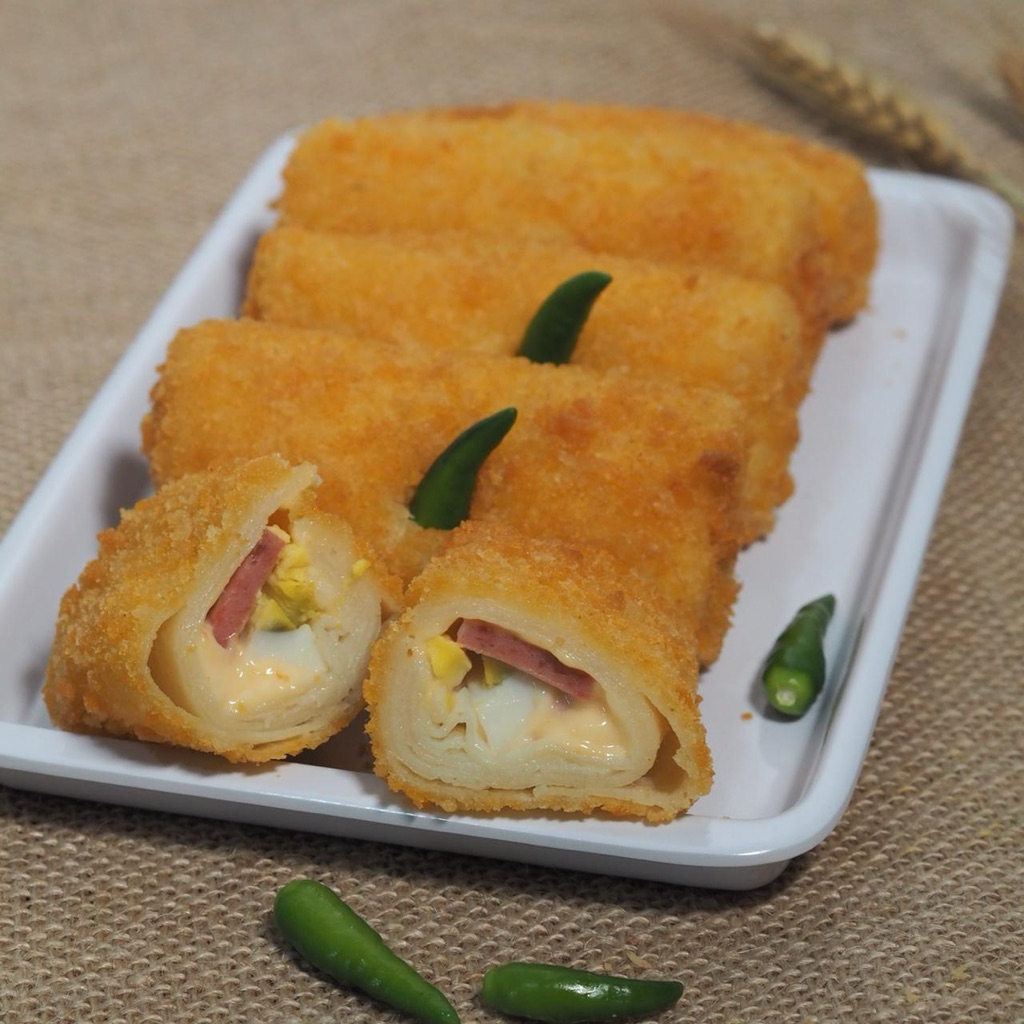 

Risol Mayo (Isi smoked beef + telur + mayonnaise) by Ratu Snack Box