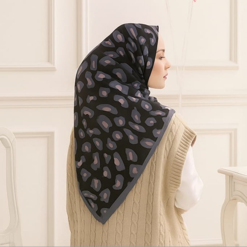 Kerudung Segi Empat Motif Gyraa Hitam Hijab Voal Premium Jilbab Scarf
