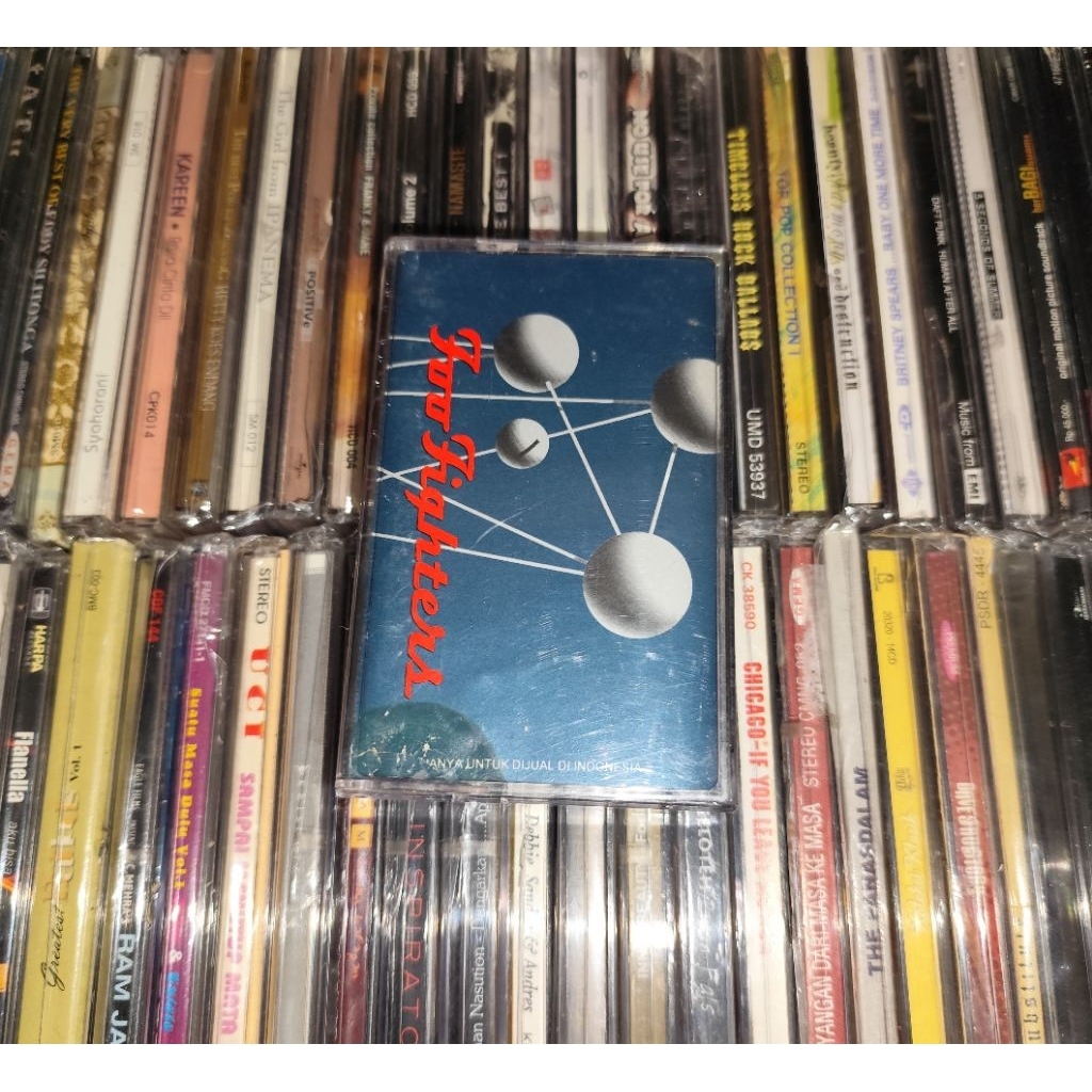 Kaset Pita Foo Fighters - The Colour And Shape ( Cover Sobek / Terkelupas )