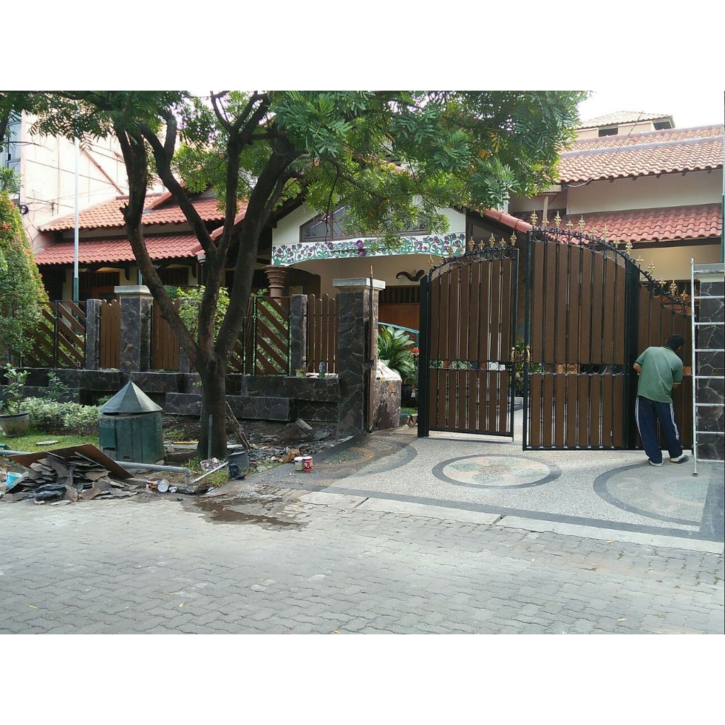 Pagar kayu rangka besi