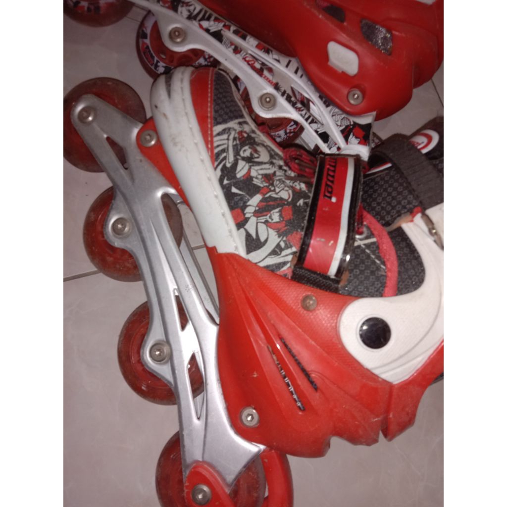 SEPATU RODA MERAH PRELOVED