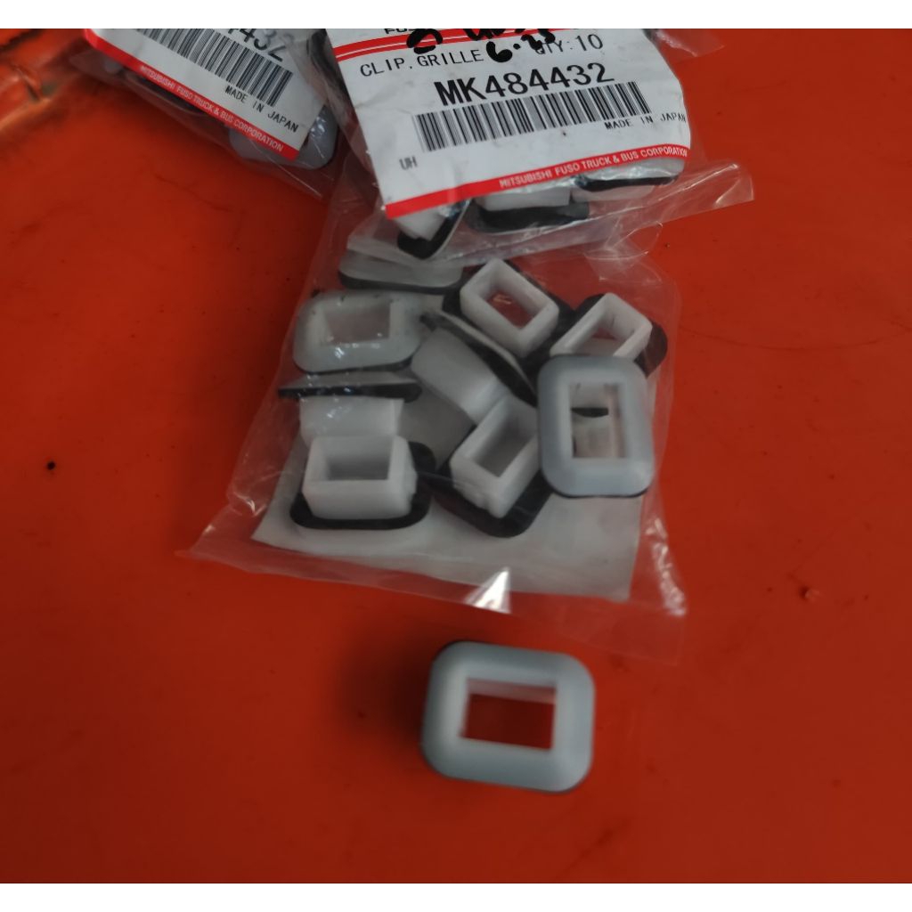 klip Grill kabin canter asli.klip gril kotak canter original harga 1pcs