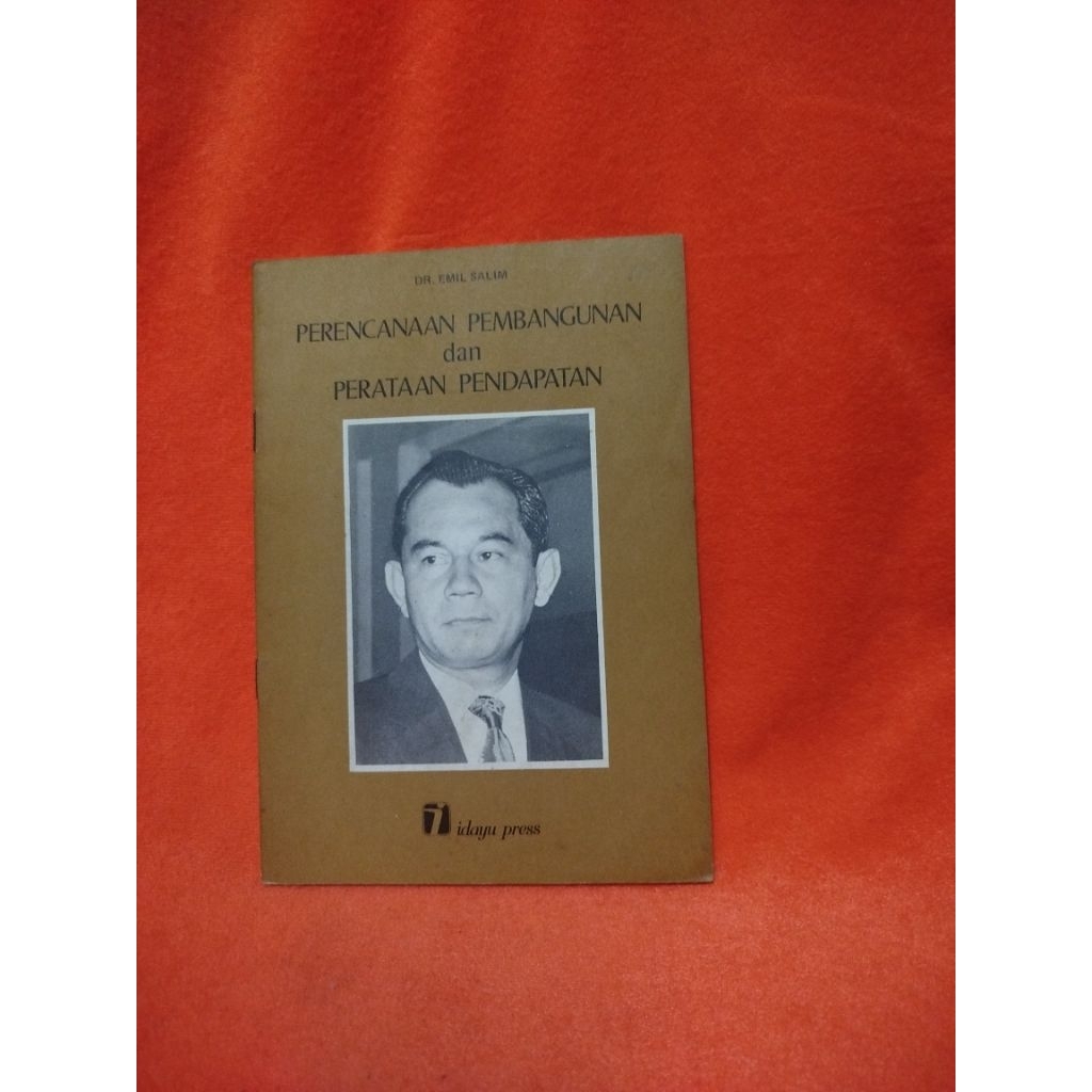 buku perencanaan pembangunan dan perataan pendapatan oleh DR. Emil Salim