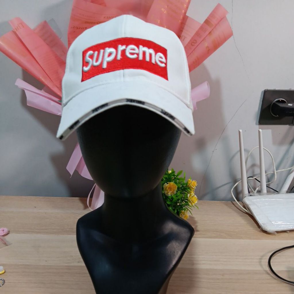 Topi SUPREME putih Original. LOIS VUITTON