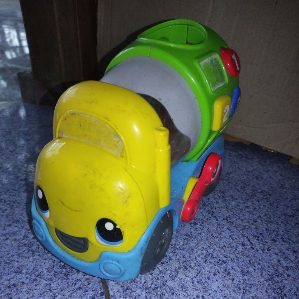 LeapFrog popping Tumble & Learn Color Mixer Truck