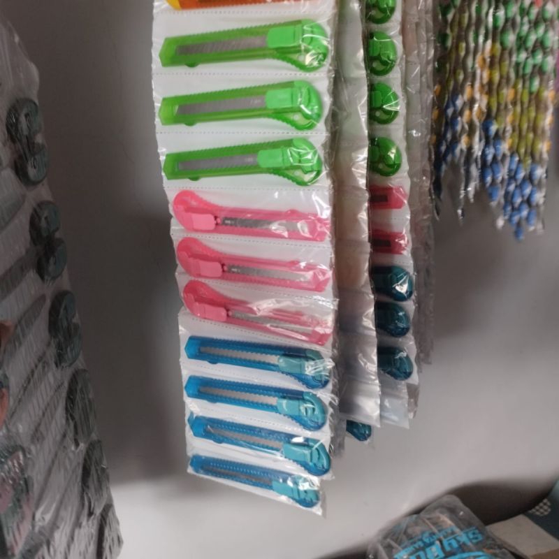 

Cutter Besar Warna Bening / Cutter Besar Renteng Isi 12 Pcs