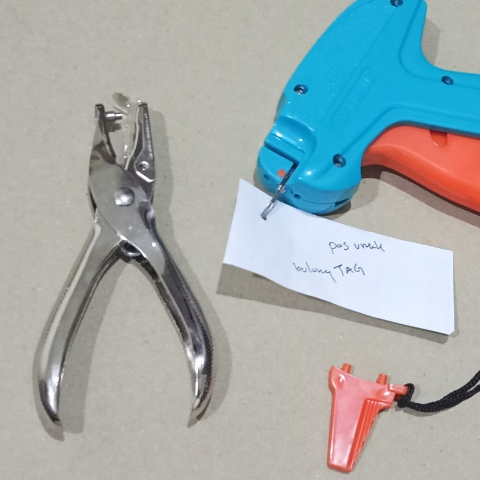 

pembolong untuk hang tag baju kaos pakaian celana sebelum pakai tag gun arrow pin hangtag - pelubang preforator bulat 1 satu lubang hole puncher punch kertas murah