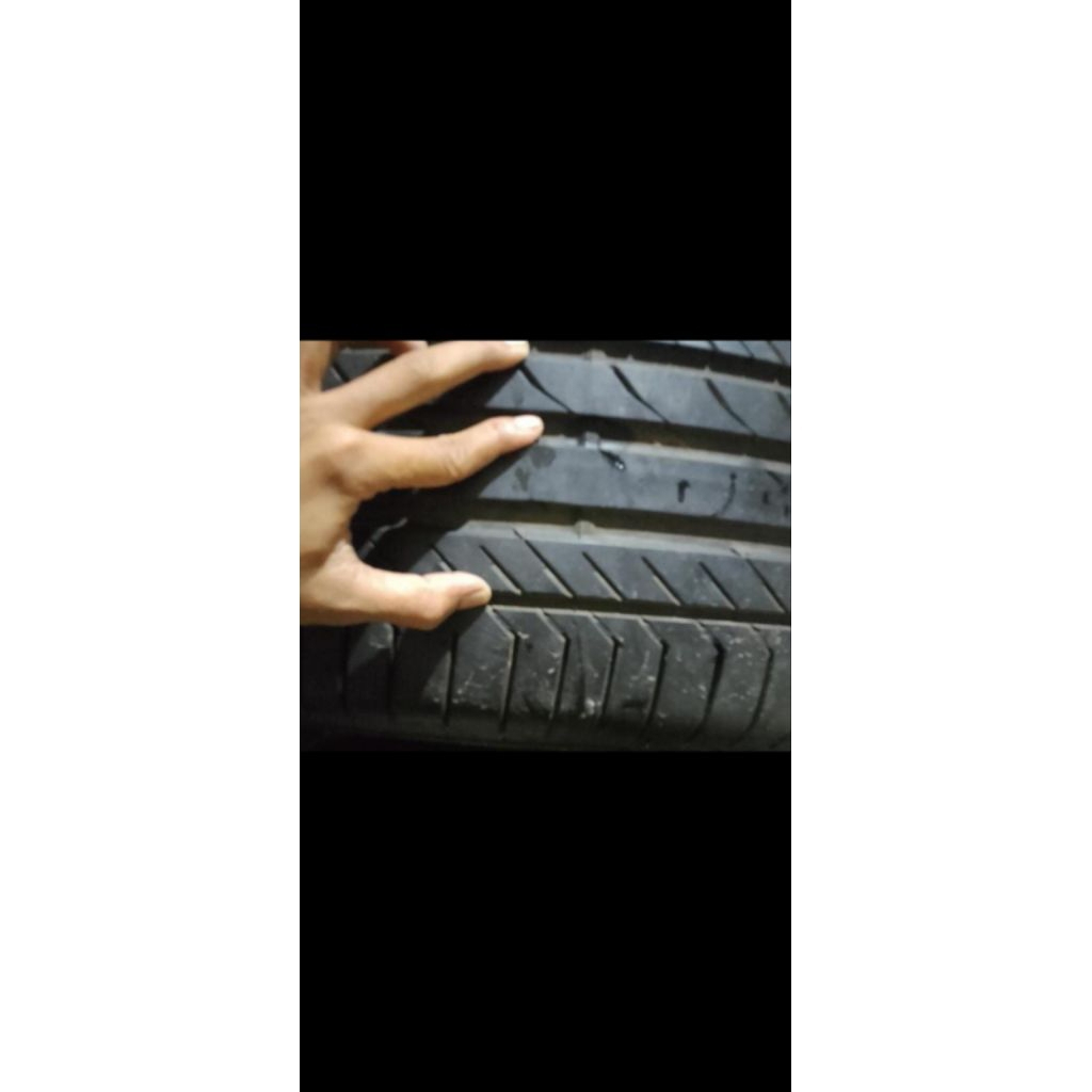 ban mobil ukuran 225/55/R18 Kondisi 90% merek contimental tahun 2024 ban muda berkualitas