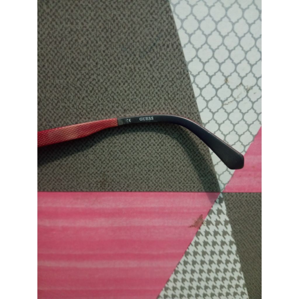 kacamata guess second