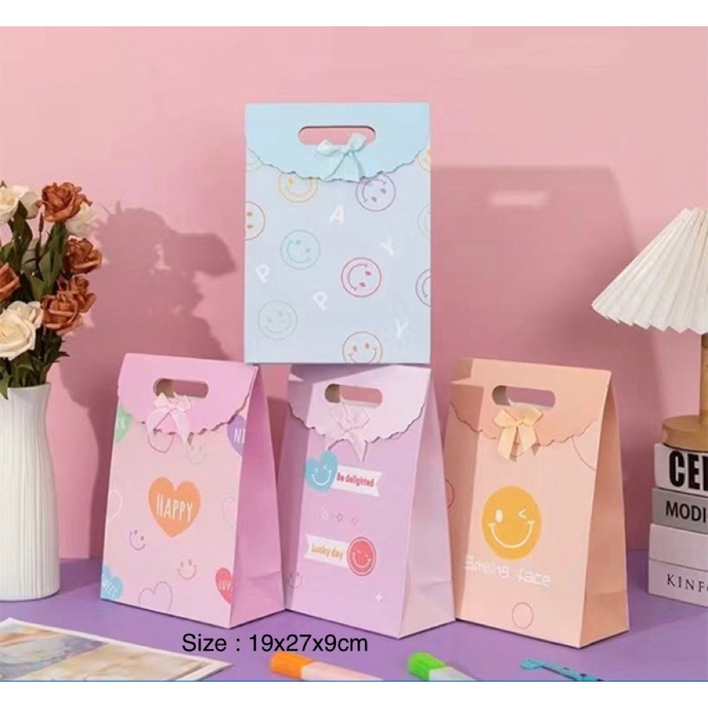 

Paper Bag Kado Premium Lucu Medium 19 x 27 x 9 Cm | PAPER BAG TUTUP PITA | KERTAS KADO INSTANT | PAPERBAG RANDOM