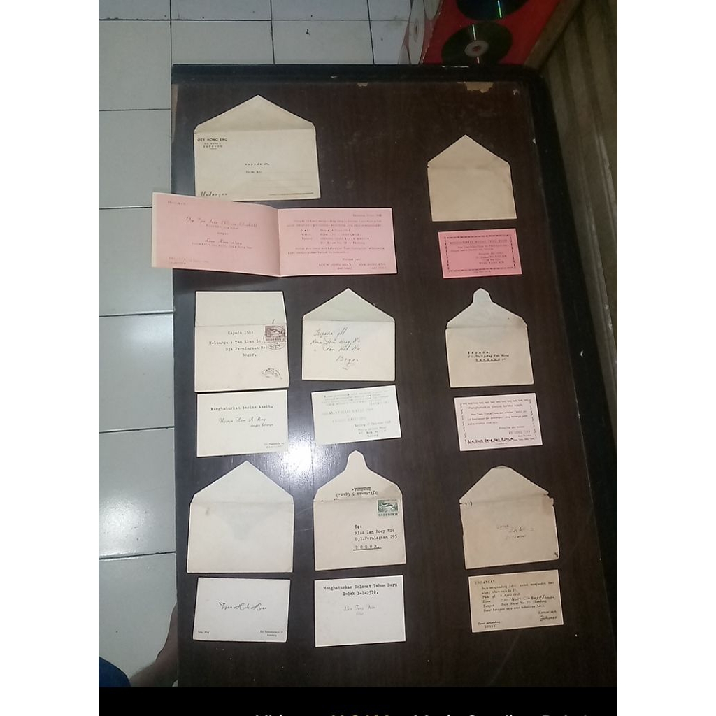 

Koleksi 8 Amplop Lawas Berisi Kartu Undangan - DIJUAL BORONGAN - Kartu Utjapan Dll - Masih EDJAAN LAMA