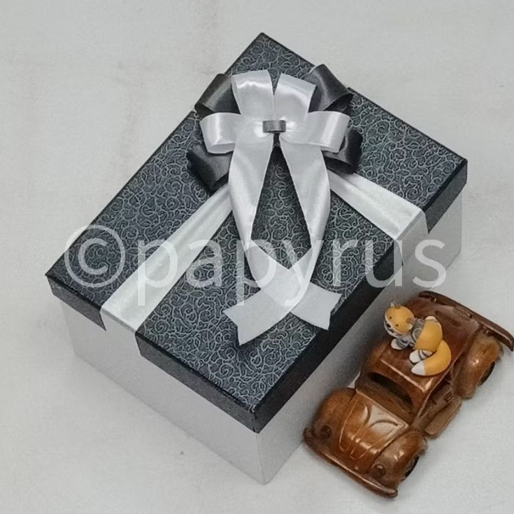 

PAPYRUS Kombinasi 15x20 Tinggi 10cm Kotak Kado Gift Box Hadiah V1