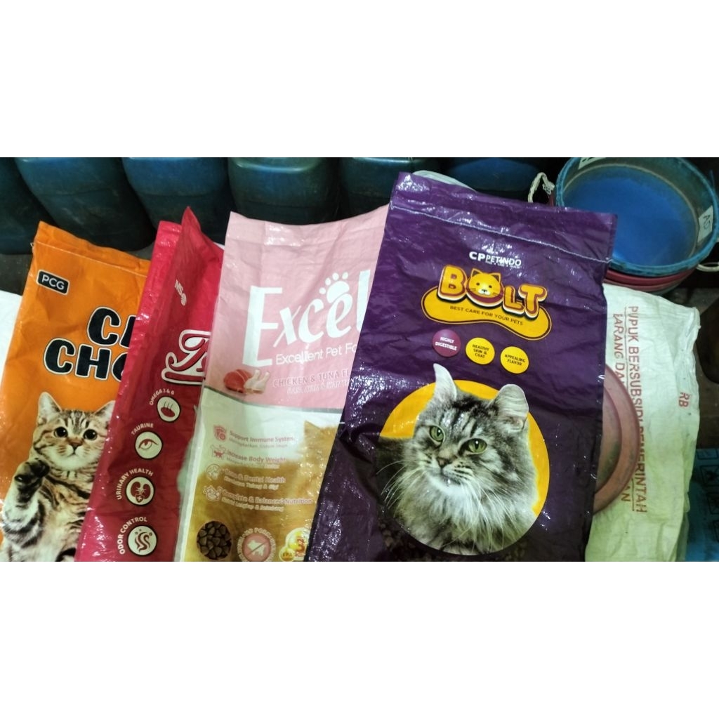 Karung Bekas Pakan Kucing