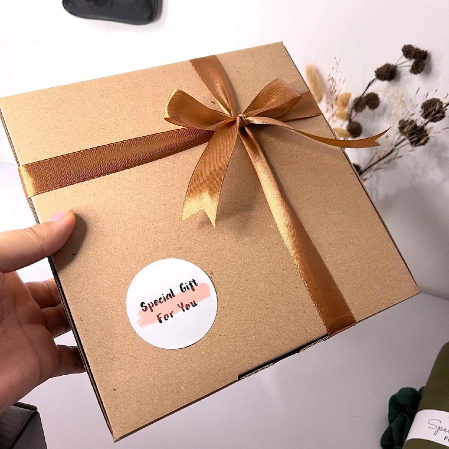 

Box Kotak Motif Polos Pita Isi 1 Pcs Ukuran 20 x 20 x 5cm Dus Kertas Box Kado Hadiah Souvenir Hampers