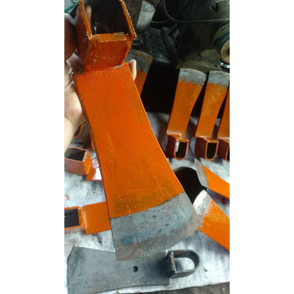 cangkul dari baja per