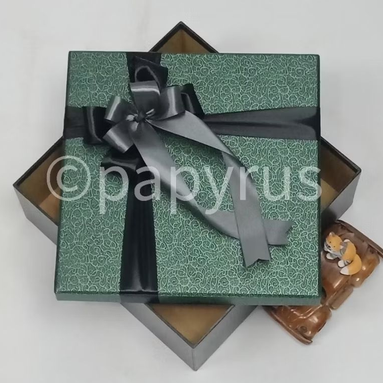 

PAPYRUS Kombinasi 25x25 Tinggi 5cm Kotak Kado Gift Box Hadiah V2