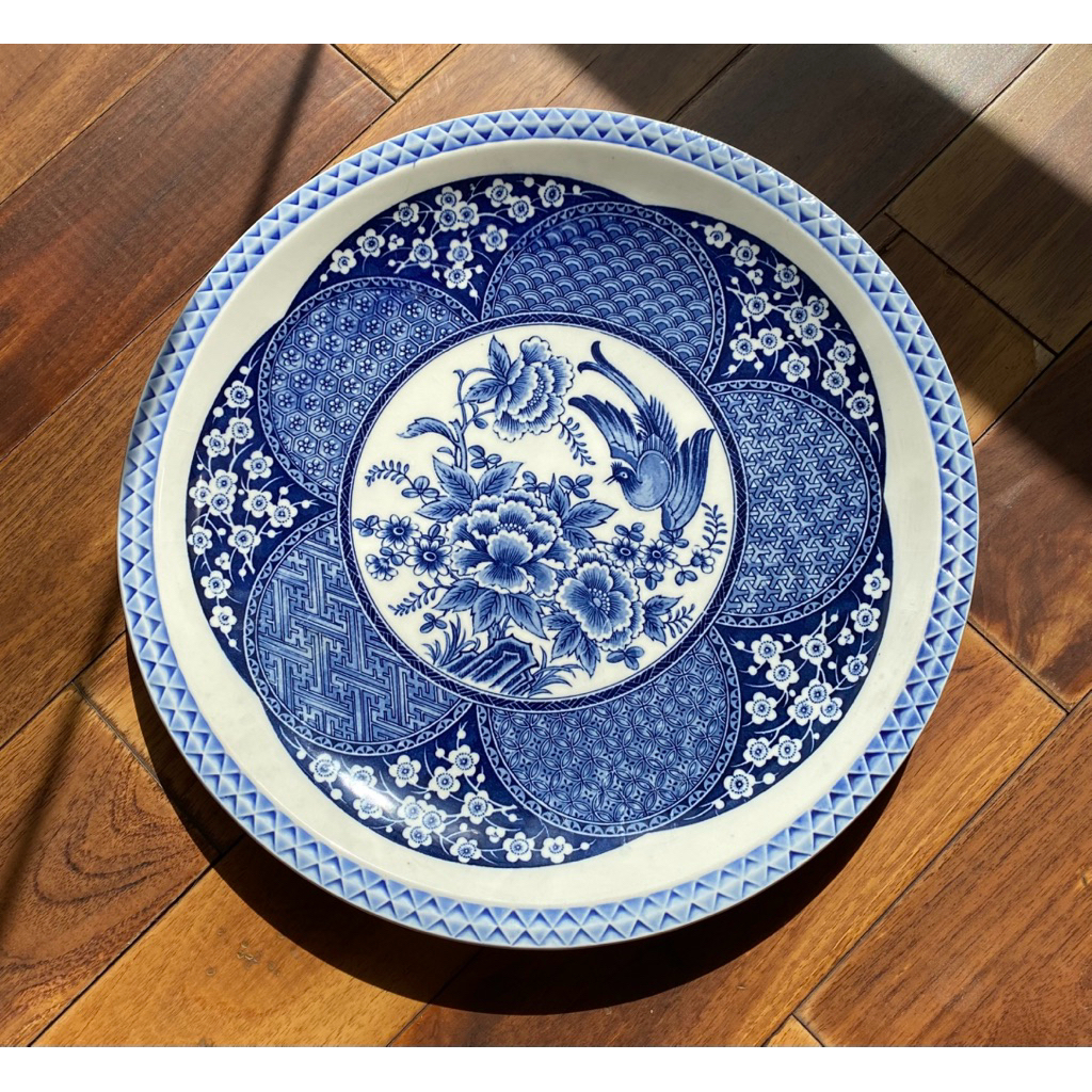 Piring Keramik Jepang Biru Putih 31cm – Motif Bunga dan Burung