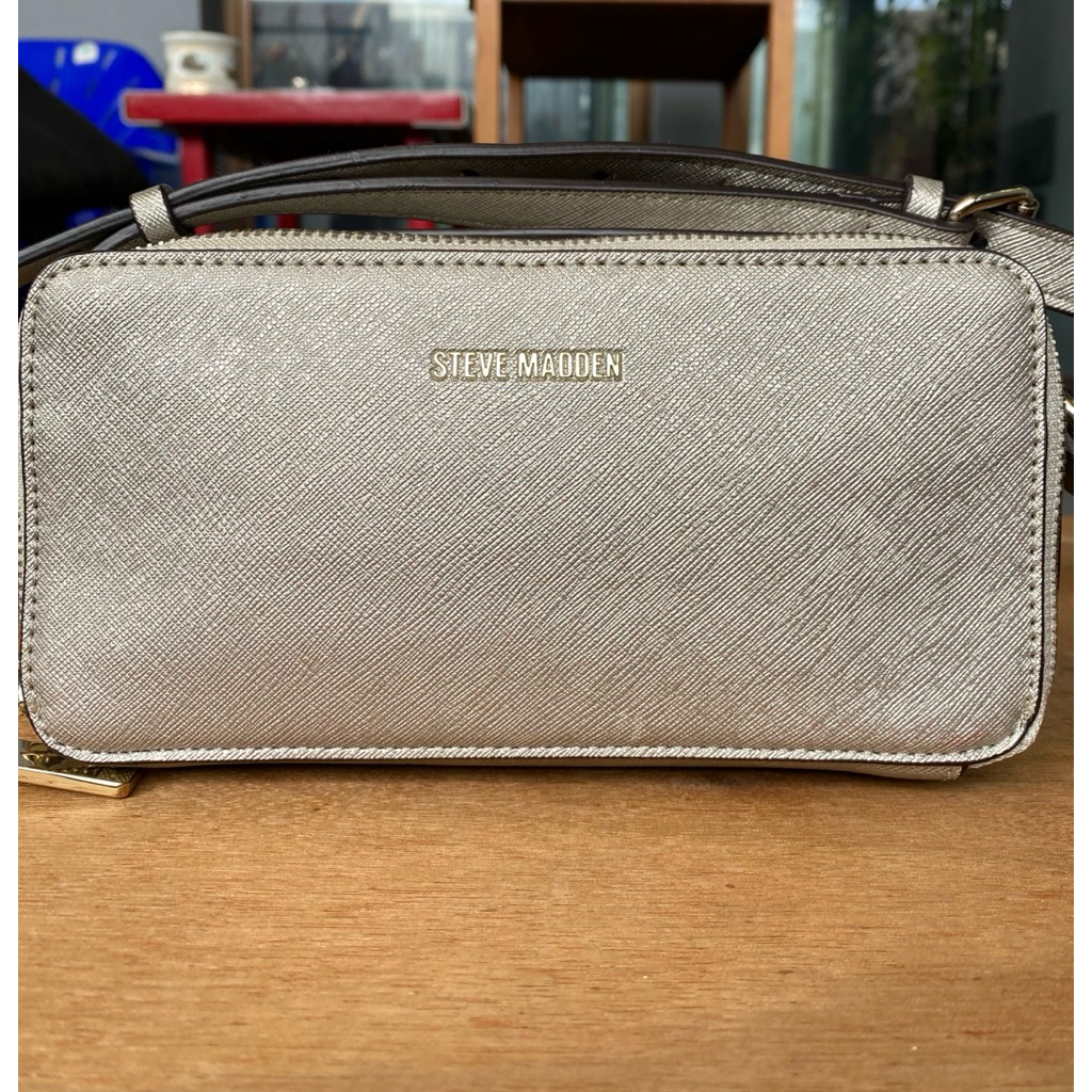 Steve Madden Sling Bag Warna Silver – Original & Baru Tas sling original merek Steve Madden, dibeli 