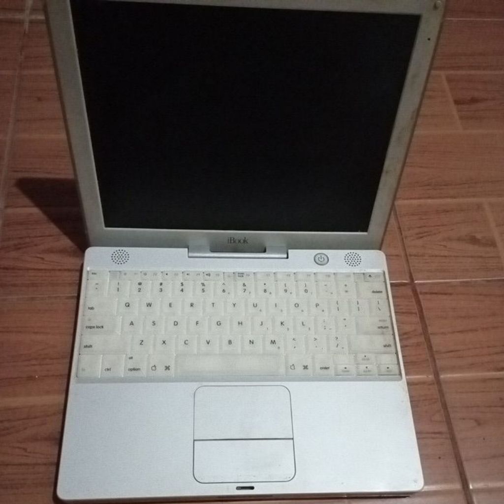 Apple iBook G4 Casing mulus mesin mati LCD mulus kibor utuh gak ada charger