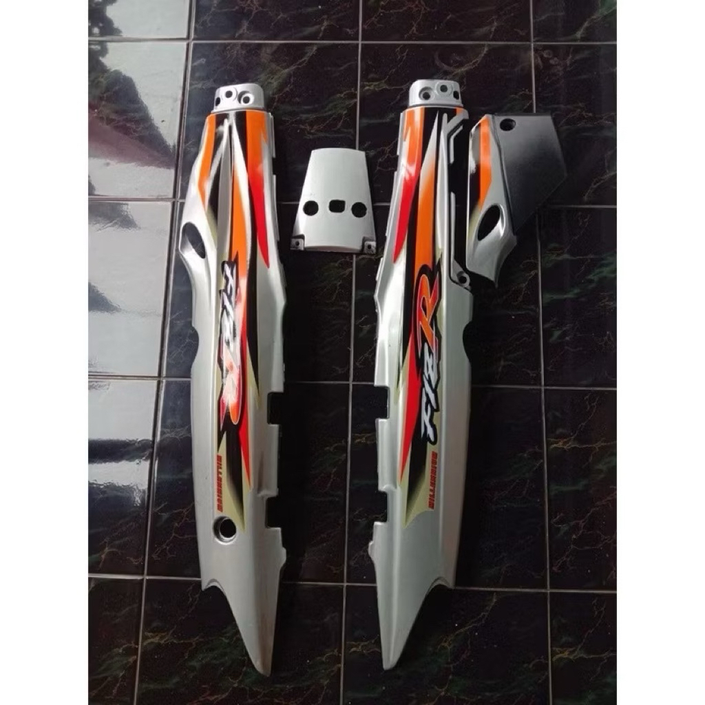 Cover Body Kanan Kiri Yamaha Fiz R Sett Silver Bodi Fiz r Set Striping Set Bok Tutup Aki Fiz R Fiz r