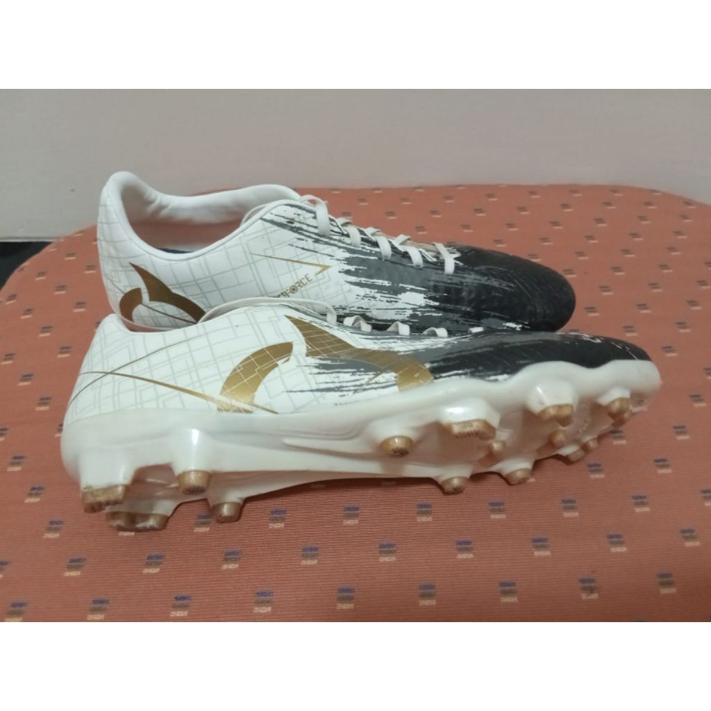 SEPATU SEPAK BOLA SECOND ORTUSEIGHT