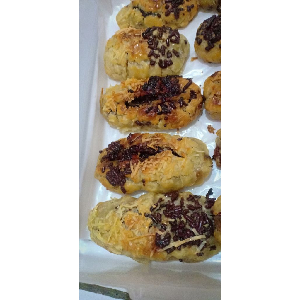 

Bolen Mini Pisang Coklat Keju Fresh Cemilan Enak Lumer