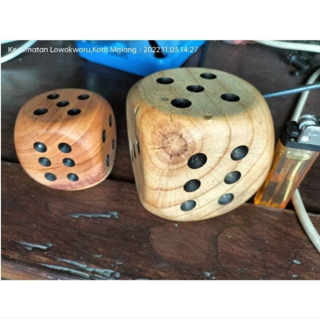 Dadu kayu mahoni jumbo