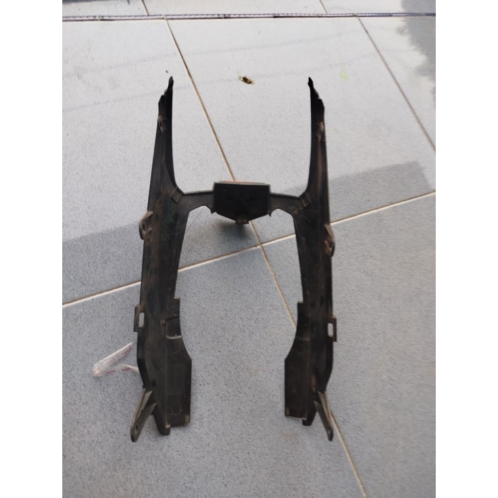 sambungan body belakang honda sonic 150R original copotan