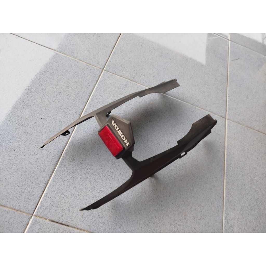 sambungan body belakang honda sonic 150R bekas original copotan