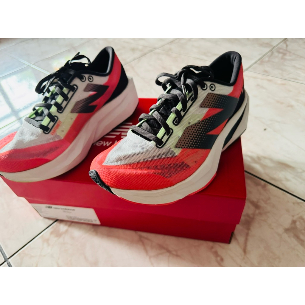 Preloved Bekas Sepatu running New Balance FuelCell Rebel v4