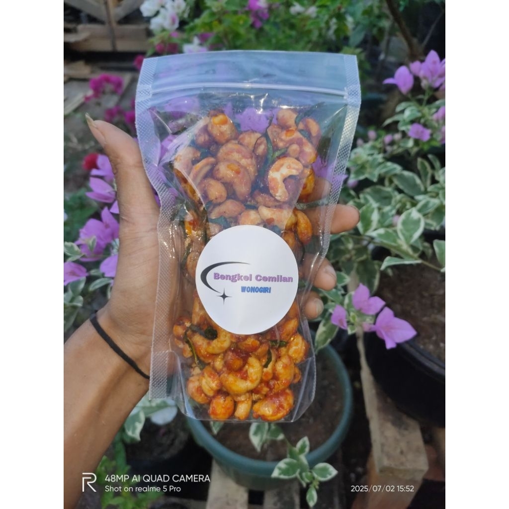 

kacang mete goreng - kacang mete - kacang Mede - cashew nuts - kacang mete pedas - kacang Mede pedas - kacang cemilan - cemilan Wonogiri