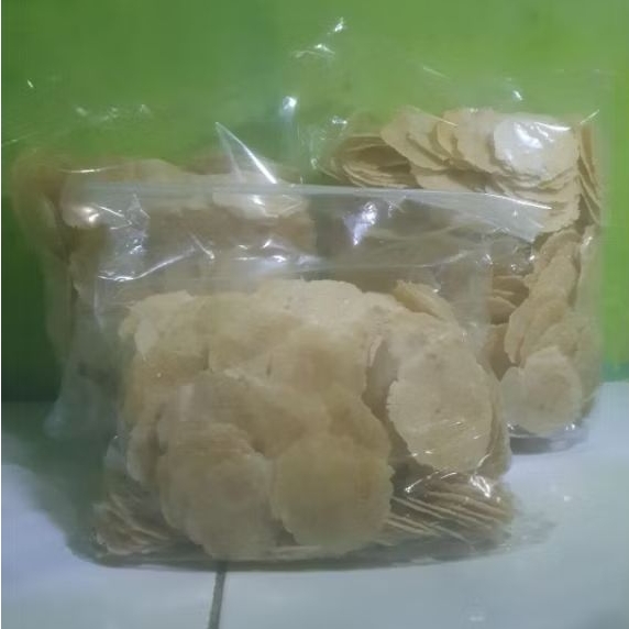 

Emping Melinjo mentah kering, siap goreng. biji 2-3 (sedang). 1 kg