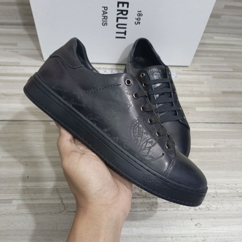 sepatu pria sneaker berluti hitam cowok kulit