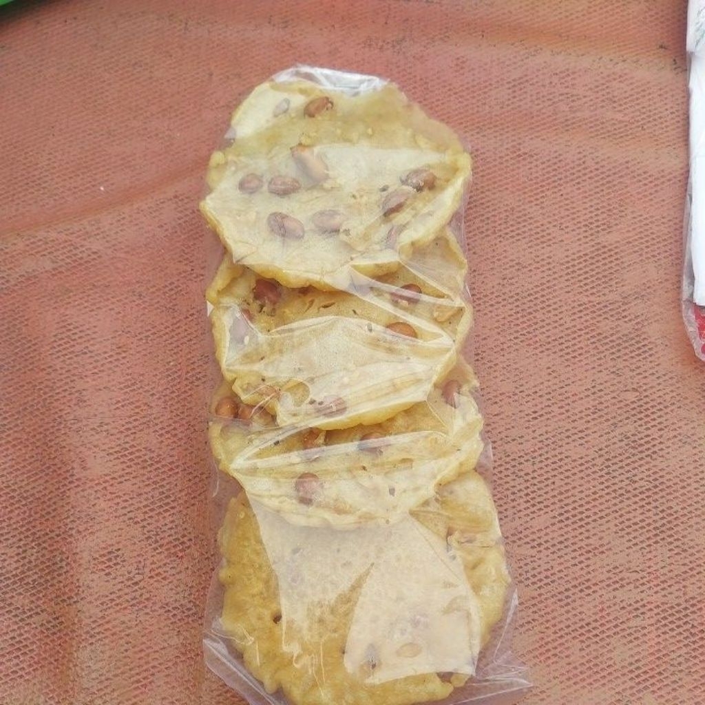 

keripik kacang tanah isi 4 keping cemilan ringan