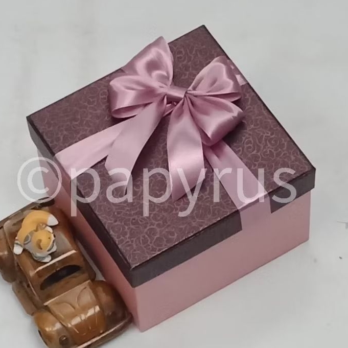 

PAPYRUS Kombinasi 15x15 Tinggi 10cm Kotak Kado Gift Box Hadiah V2