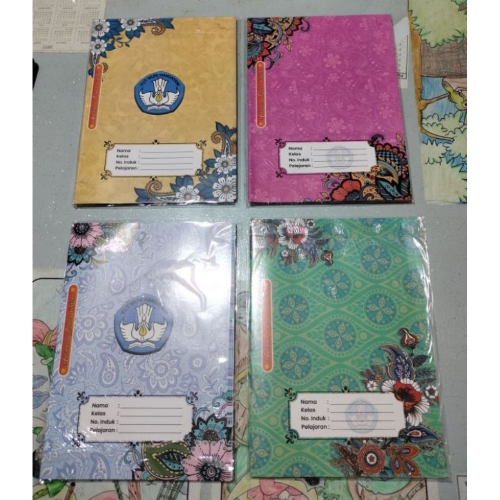 

Sampul Buku Tulis Motif Batik Kwarto & Boxy – Isi 20 Lembar / Pak
